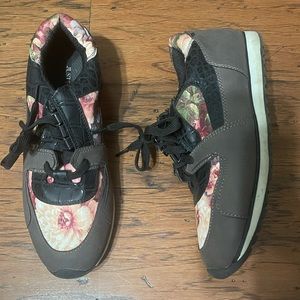 Size 9 Floral Women’s Fashion Sneakers